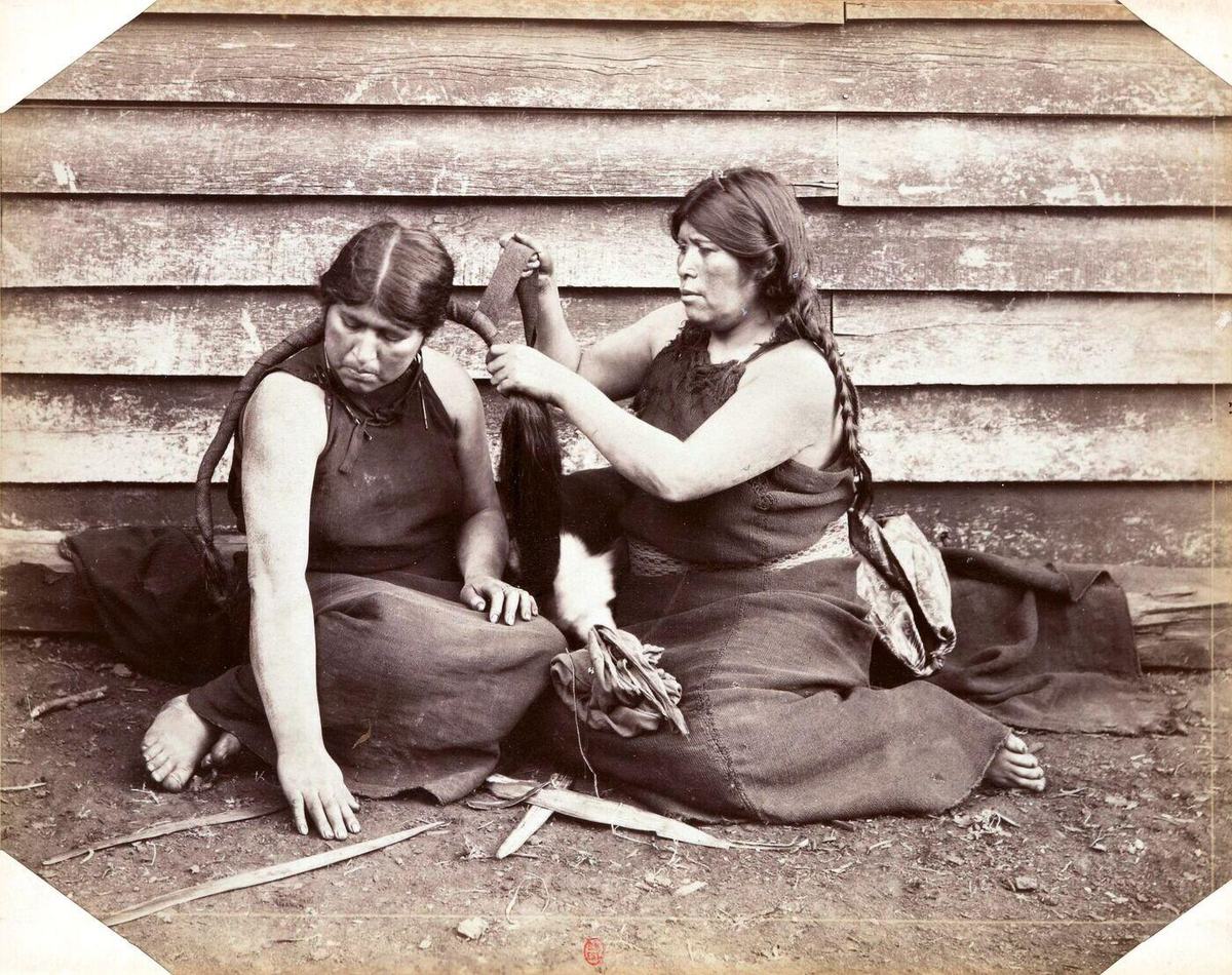 Mujeres mapuches peinándose